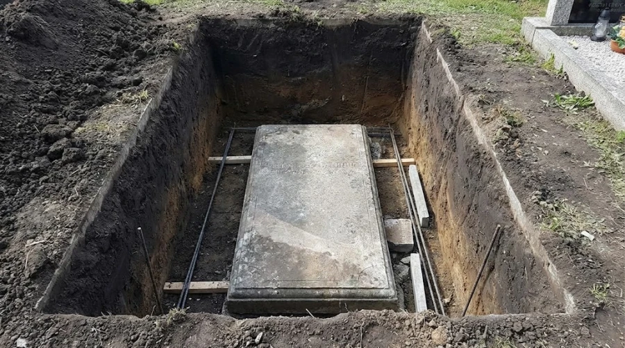 staryy-pamyatnik-v-osnovanii-fundamenta